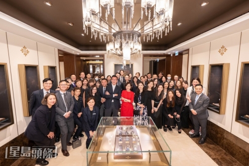 英皇钟表珠宝主席杨诺思女士（中）与英皇钟表珠宝行政总裁梁浩昌及百达翡丽香港有限公司市场部经理梁淑仪女士率一众英皇钟表珠宝全新百达翡丽专门店同事合影。